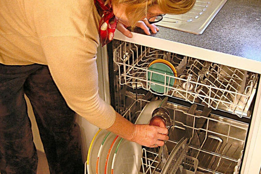 Expert showing you how to use dishwasher efficiently 